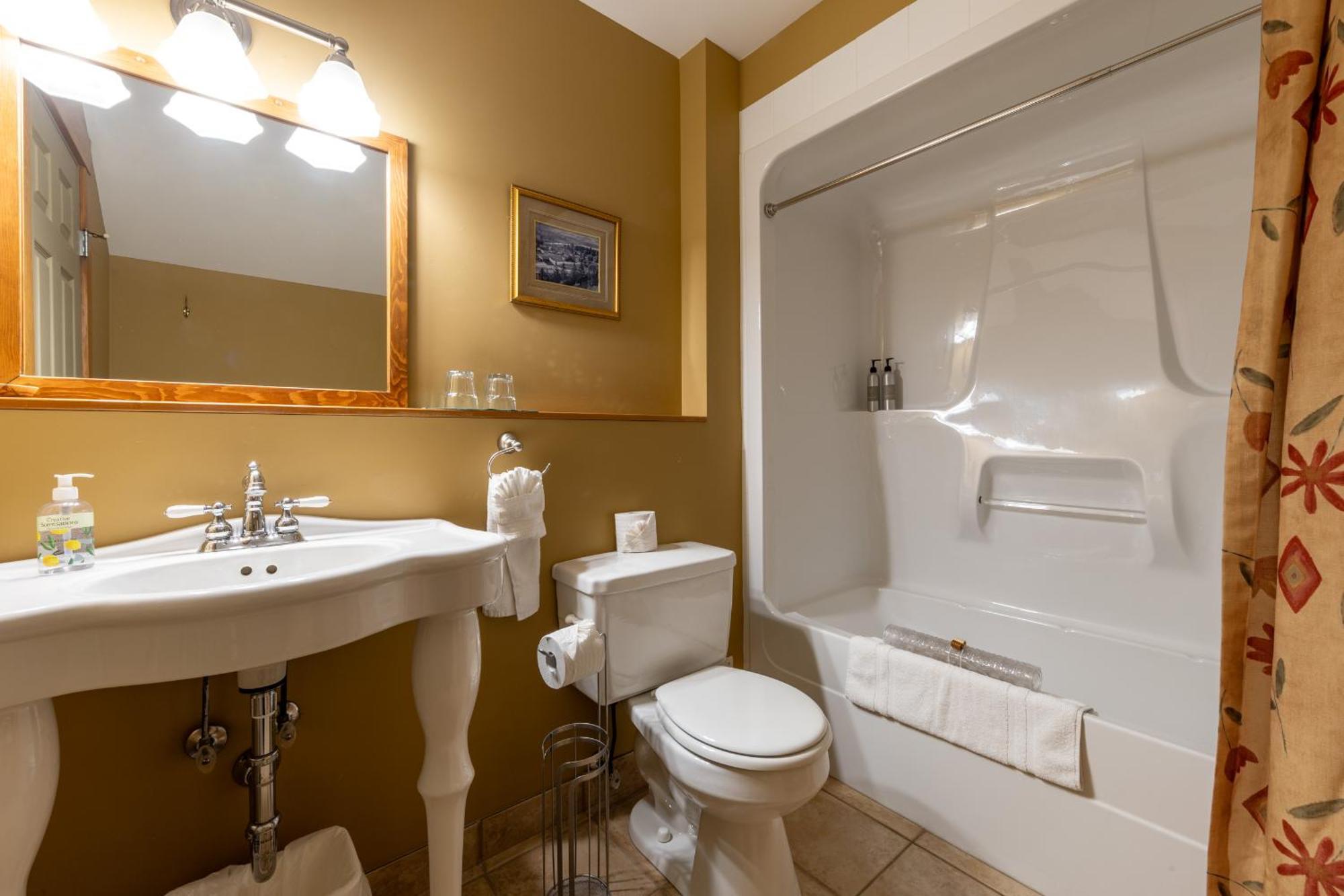 Vagabond Lodge At Kicking Horse Golden Extérieur photo