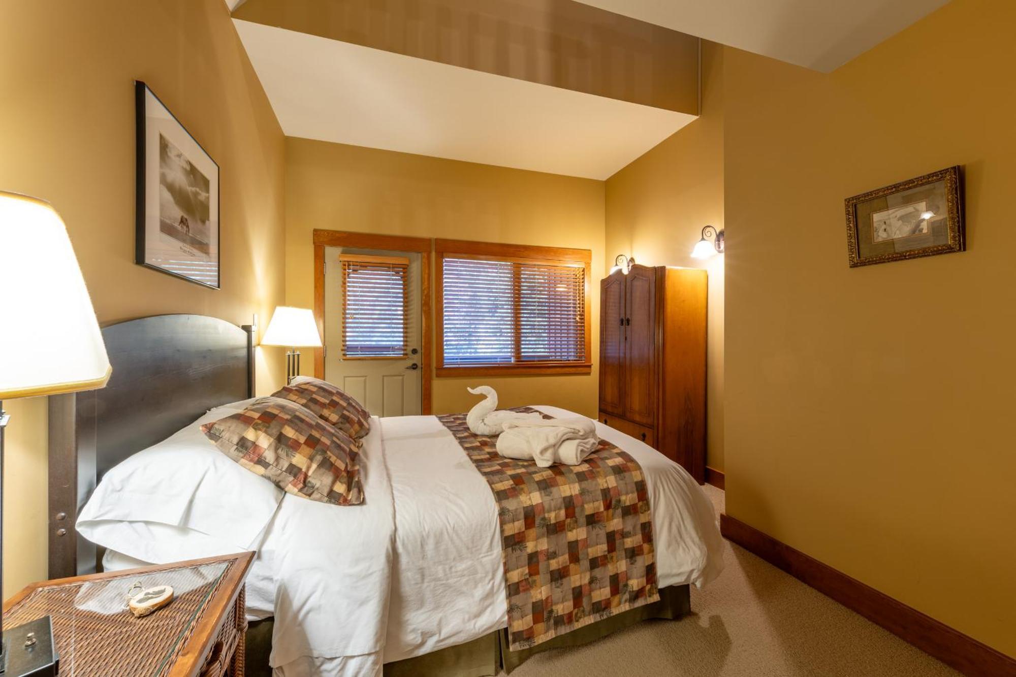 Vagabond Lodge At Kicking Horse Golden Extérieur photo