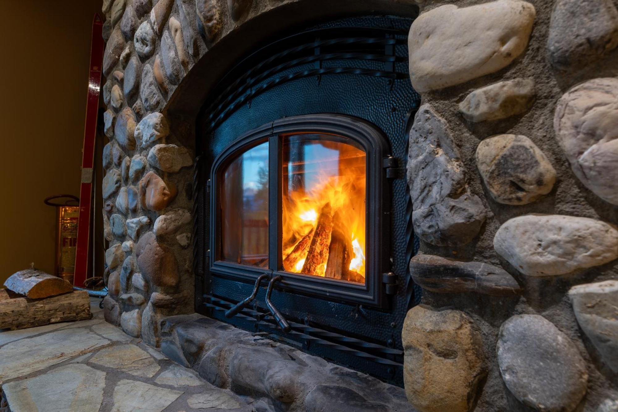 Vagabond Lodge At Kicking Horse Golden Extérieur photo