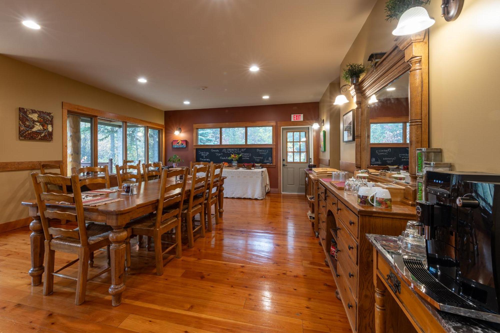 Vagabond Lodge At Kicking Horse Golden Extérieur photo