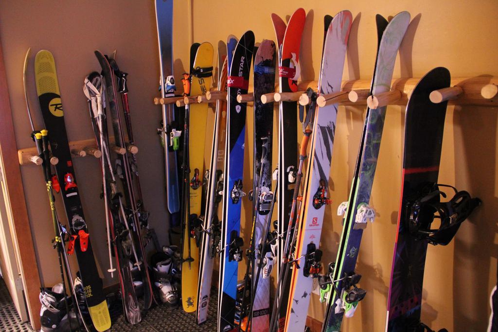 Vagabond Lodge At Kicking Horse Golden Extérieur photo