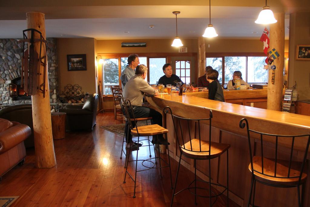 Vagabond Lodge At Kicking Horse Golden Extérieur photo
