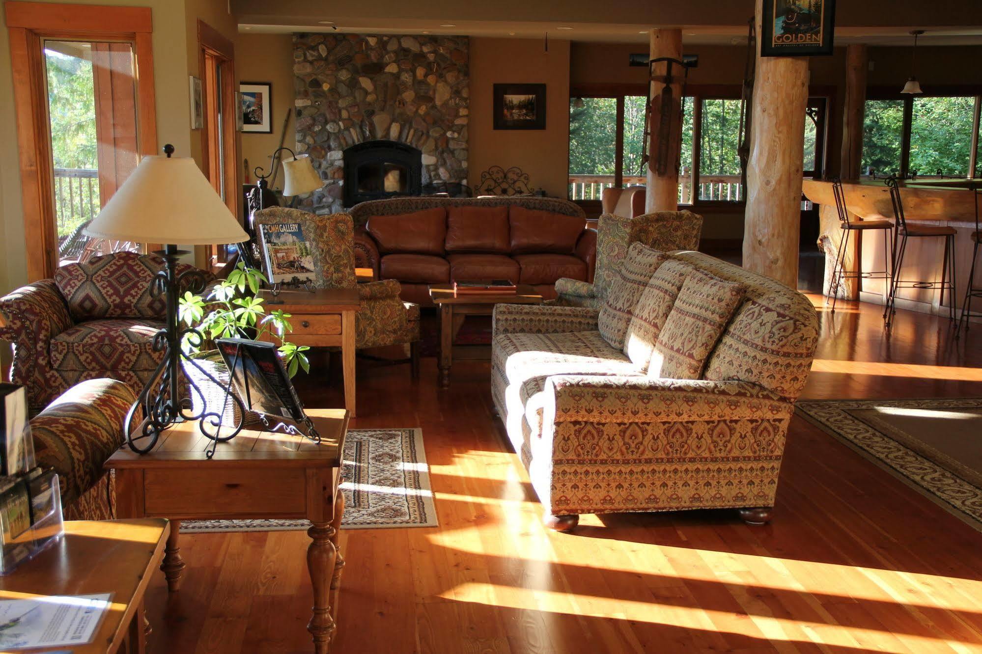 Vagabond Lodge At Kicking Horse Golden Extérieur photo