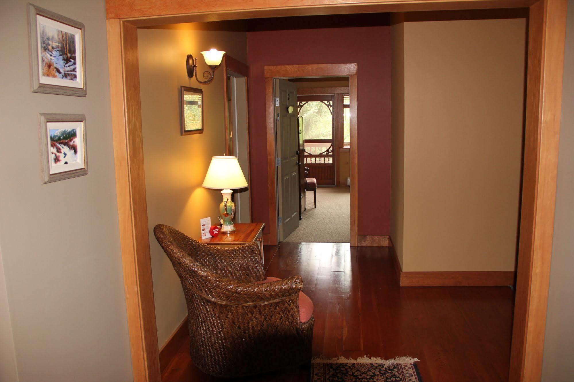 Vagabond Lodge At Kicking Horse Golden Extérieur photo